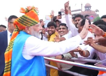 തുടർച്ചയായി 11 വർഷം ദേശീയ പതാക ഉയർത്തുന്ന മൂന്നാമത്തെ പ്രധാനമന്ത്രി: ആർപ്പുവിളികളുമായി ജനക്കൂട്ടം