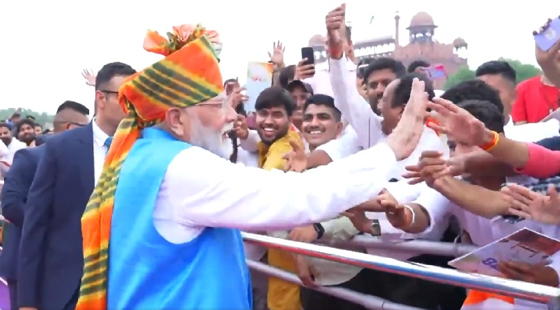 തുടർച്ചയായി 11 വർഷം ദേശീയ പതാക ഉയർത്തുന്ന മൂന്നാമത്തെ പ്രധാനമന്ത്രി: ആർപ്പുവിളികളുമായി ജനക്കൂട്ടം