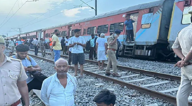 സബർമതി എക്സ്പ്രസിൻറെ 20 കോച്ചുകൾ പാളംതെറ്റി; അട്ടിമറിയെന്ന് സംശയം