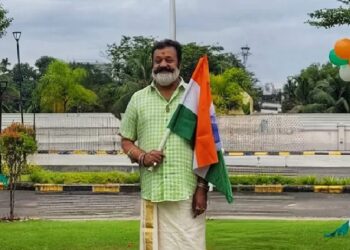 ത്രിവർണപതാകയെ നെഞ്ചോട് ചേർത്ത് സ്വാതന്ത്യദിനാശംസയുമായി സുരേഷ് ഗോപി