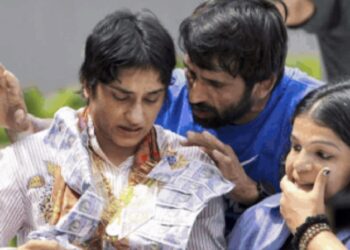 വിനേഷ് ഫോഗട്ട് ഇന്ത്യയിലെത്തി; പൊട്ടിക്കരഞ്ഞും ചേർത്തുപിടിച്ചും രാജ്യം