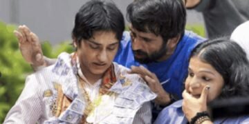 വിനേഷ് ഫോഗട്ട് ഇന്ത്യയിലെത്തി; പൊട്ടിക്കരഞ്ഞും ചേർത്തുപിടിച്ചും രാജ്യം
