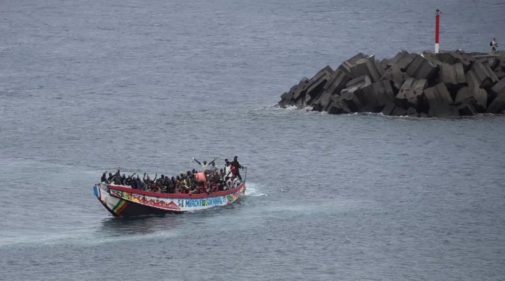 തീരത്തേക്ക് ഒഴുകിയെത്തിയ ബോട്ടിൽ നിറയെ മൃതദേഹങ്ങൾ; തിരിച്ചറിയാനാകാതെ അഴുകിയ നിലയിൽ