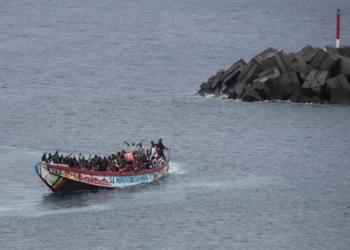 തീരത്തേക്ക് ഒഴുകിയെത്തിയ ബോട്ടിൽ നിറയെ മൃതദേഹങ്ങൾ; തിരിച്ചറിയാനാകാതെ അഴുകിയ നിലയിൽ