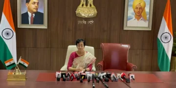 ഭരതനെപ്പോലെ താൻ ഭരണം നടത്തും; കെജ്രിവാളിനായി കസേര ഒഴിച്ചിട്ട് അതിഷി – എന്തൊരു നാടകമാണിതെന്ന് വിമർശനം