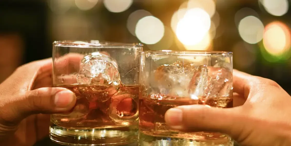 മദ്യം മോഷ്ടിച്ചു കഴിച്ചു; മൂന്നു വിദ്യാർത്ഥികൾ അവശ നിലയിൽ