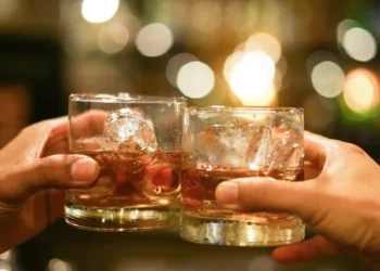 മദ്യം മോഷ്ടിച്ചു കഴിച്ചു; മൂന്നു വിദ്യാർത്ഥികൾ അവശ നിലയിൽ