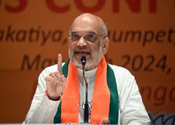 ‘ജമ്മു കശ്മീരിനെ മൂന്ന് കുടുംബങ്ങൾ കൊള്ളയടിച്ചു, ഇപ്പോൾ തീവ്രവാദം വീണ്ടും പ്രോത്സാഹിപ്പിക്കുന്നു’; ആഞ്ഞടിച്ച് അമിത് ഷാ