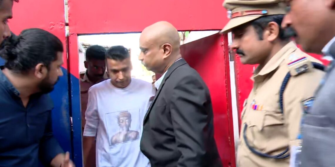 ജയിലിൽ നിന്ന് പുറത്തിറങ്ങിയ പൾസർ സുനിയെ സ്വീകരിച്ച് ആൾ കേരള മെൻസ് അസോസിയേഷൻ