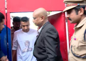 ജയിലിൽ നിന്ന് പുറത്തിറങ്ങിയ പൾസർ സുനിയെ സ്വീകരിച്ച് ആൾ കേരള മെൻസ് അസോസിയേഷൻ