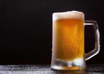 ക്ലാസ് മുറിയിലിരുന്ന് ബിയർ കുടിക്കുന്ന വിദ്യാർത്ഥിനികൾ; വീഡിയോ വൈറൽ – അന്വേഷണം പ്രഖ്യാപിച്ച് വിദ്യാഭ്യാസ വകുപ്പ്