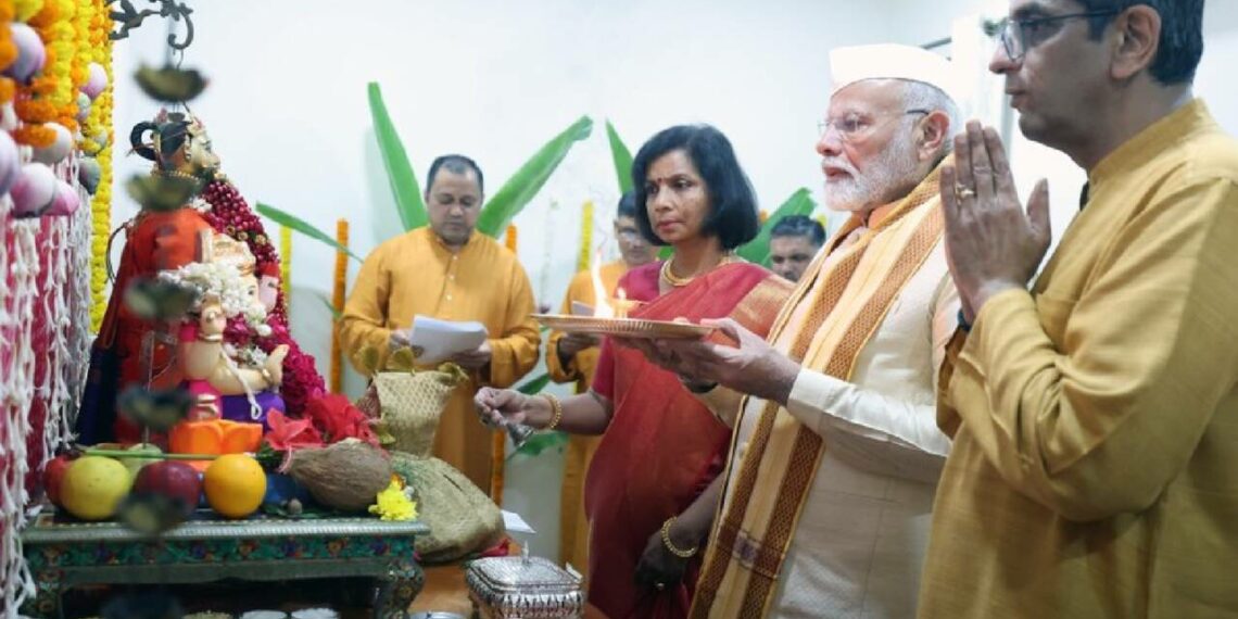 ചീഫ് ജസ്റ്റിസ് ഡി.വൈ ചന്ദ്രചൂഢിനെയും കുടുംബാം​ഗങ്ങളെയും ആശീർവദിച്ച് പ്രധാനമന്ത്രി നരേന്ദ്ര മോദി