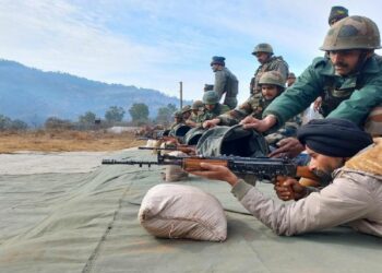 ഭീകരരിൽ നിന്ന് ഗ്രാമങ്ങൾ സുരക്ഷിതമാകണം; ജമ്മു കശ്മീരിലെ ജനങ്ങൾക്ക് പരിശീലനം നൽകി ഇന്ത്യൻ സൈന്യം