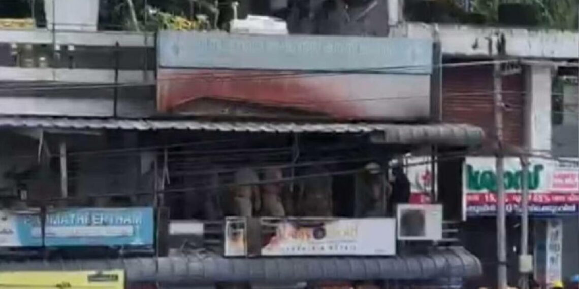 ഇൻഷുറൻസ് ഓഫീസിലെ തീപിടിത്തം; മരിച്ചത് രണ്ടു സ്ത്രീകളല്ല, ദമ്പതികൾ – ദുരൂഹത