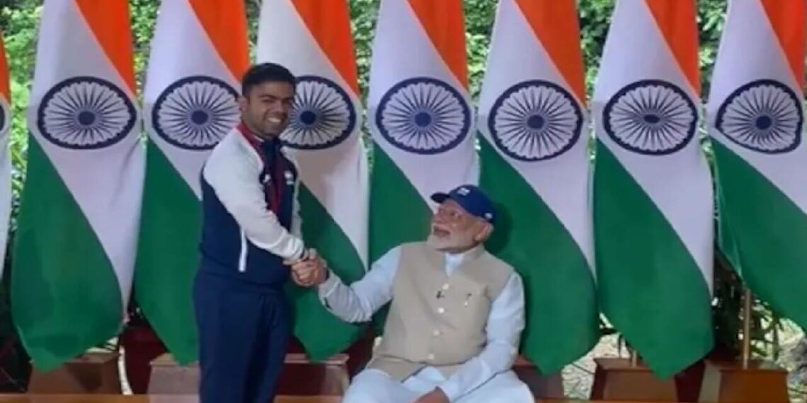 ജാവലിൻ ത്രോ സ്വർണ്ണ മെഡൽ ജേതാവിനെ തറയിലിരുന്ന് സ്വീകരിച്ച് പ്രധാനമന്ത്രി നരേന്ദ്ര മോദി