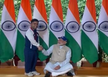 ജാവലിൻ ത്രോ സ്വർണ്ണ മെഡൽ ജേതാവിനെ തറയിലിരുന്ന് സ്വീകരിച്ച് പ്രധാനമന്ത്രി നരേന്ദ്ര മോദി