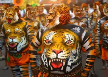 അരമണികെട്ടി 350 പുലികൾ; ആവേശത്തിമിർപ്പിൽ തൃശ്ശൂർ ന​ഗരം