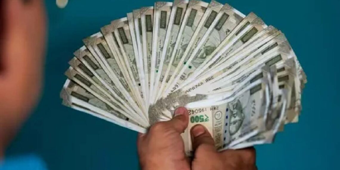 പിണറായി സർക്കാരിന്റെ സാലറി ചലഞ്ചിൽ പ്രതികരിക്കാതെ ജീവനക്കാർ; പകുതിയോളം പേരും പങ്കെടുത്തില്ല