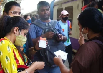 പോലീസുകാർ ഉൾപ്പെടെ ടിക്കറ്റ് ഇല്ലാതെ യാത്ര ചെയ്യുന്നവരെ കണ്ടെത്താൻ റെയിൽവേ ചെക്കിംഗ് ഡ്രൈവ്