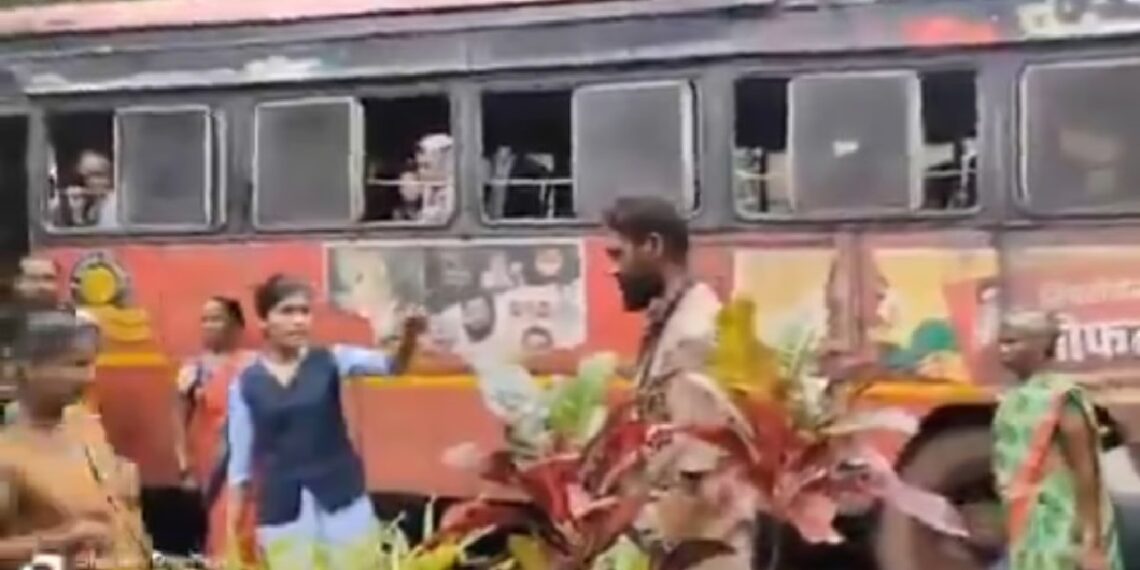 വിദ്യാർത്ഥികൾ ബസ്സ് കണ്ടക്റ്ററെ മർദ്ദിച്ച സംഭവം; വൈറലായി വീഡിയോ