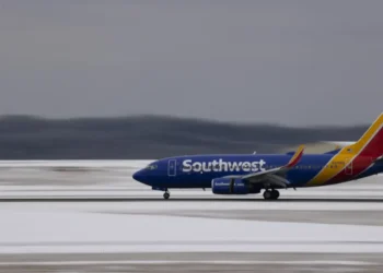 ഒരേ റൺവേയിൽ രണ്ട് വിമാനങ്ങൾ; ഒഴിവായത് വൻ ദുരന്തം