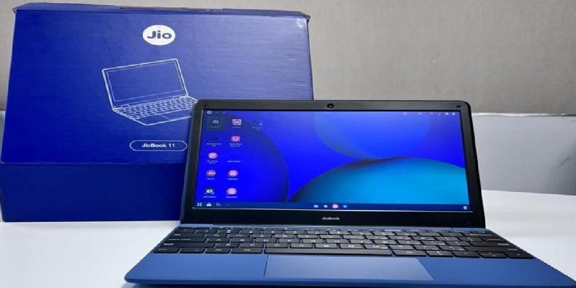 ഫോണിനേക്കാൾ കുറഞ്ഞ വിലയ്ക്ക് ലാപ്ടോപ്പ് വിറ്റ് റിലയൻസ്; ജിയോബുക്കിന് 12,890