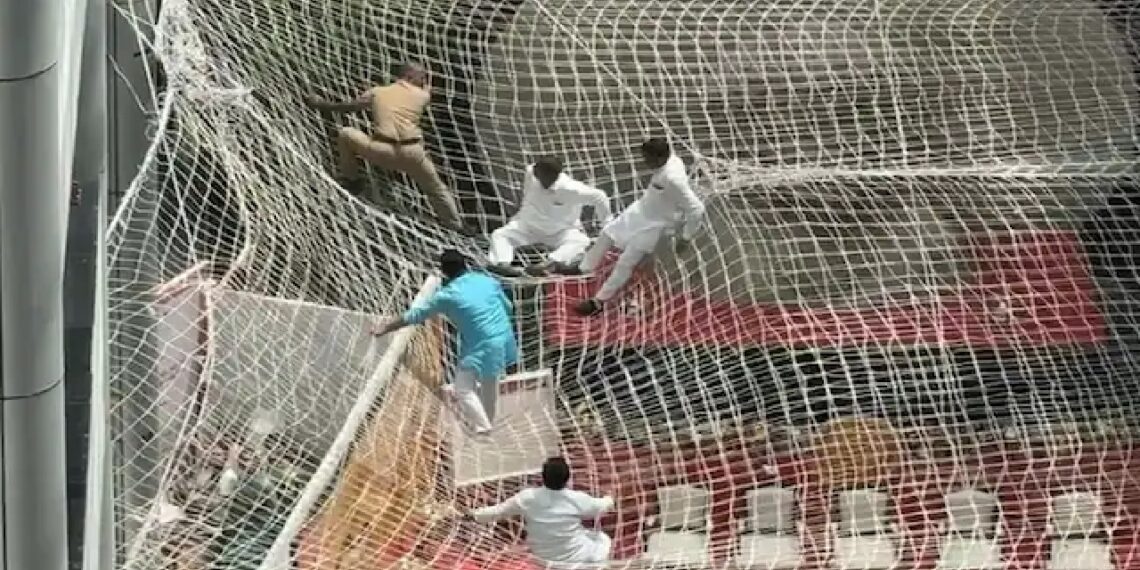 കെട്ടിടത്തിൽ നിന്നും താഴേക്ക് ചാടി ഡെപ്യൂട്ടി സ്പീക്കറും, എംഎൽഎമാരും; നാടകീയ രംഗങ്ങൾ