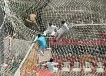 കെട്ടിടത്തിൽ നിന്നും താഴേക്ക് ചാടി ഡെപ്യൂട്ടി സ്പീക്കറും, എംഎൽഎമാരും; നാടകീയ രംഗങ്ങൾ