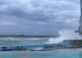 ശക്തമായ തിരമാലക്കും കള്ളക്കടലിനും സാധ്യത; എല്ലാ തീരദേശ ജില്ലകളിലും റെ‍ഡ് അലേർട്ട്