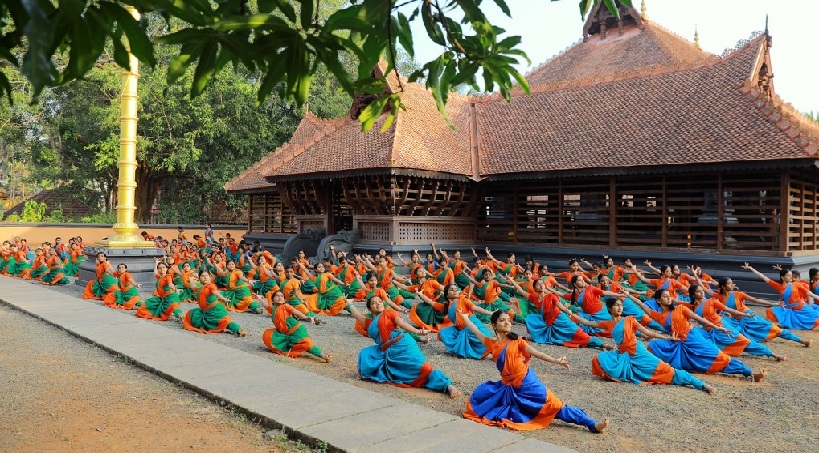 കേരള കലാമണ്ഡലത്തിൽ കൂട്ട പിരിച്ചു വിടൽ; മുഴുവൻ താൽക്കാലിക ജീവനക്കാരെയും ഒഴിവാക്കി ഉത്തരവ്