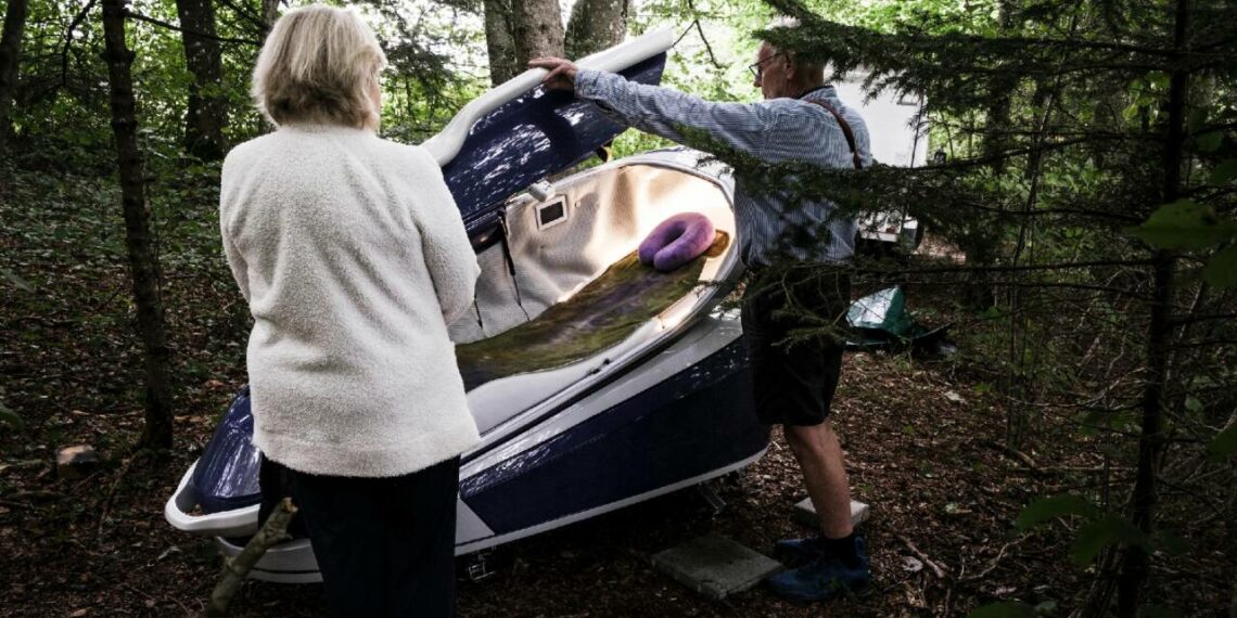 ആത്മഹത്യ പോഡ് ഉപയോഗിച്ച് ആദ്യ ആത്മഹത്യ; കഴുത്ത് ഞെരിച്ച നിലയിൽ സ്ത്രീയുടെ മൃതദേഹം