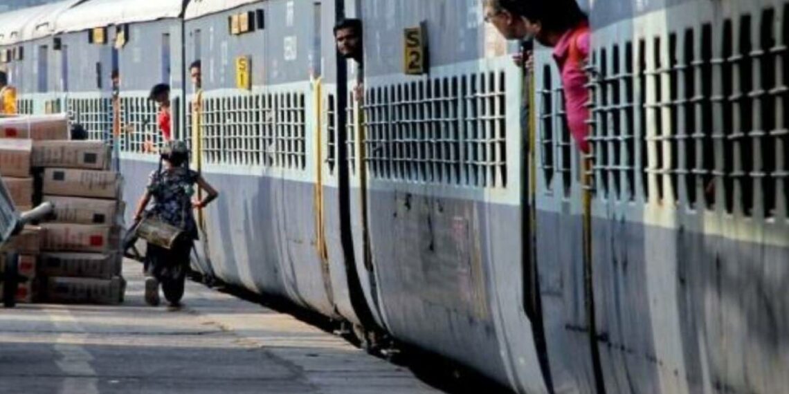 ബോംബ് ഭീഷണി; സംസ്ഥാനത്തെ ട്രെയിനുകളിൽ കനത്ത പരിശോധന