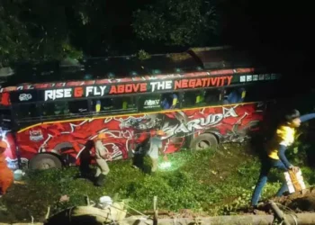 വൈത്തിരിയിൽ ടൂറിസ്റ്റ് ബസ് താഴ്ചയിലേക്ക് മറിഞ്ഞ് അപകടം; 11 പേർക്ക് പരുക്ക്