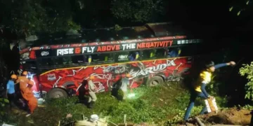 വൈത്തിരിയിൽ ടൂറിസ്റ്റ് ബസ് താഴ്ചയിലേക്ക് മറിഞ്ഞ് അപകടം; 11 പേർക്ക് പരുക്ക്