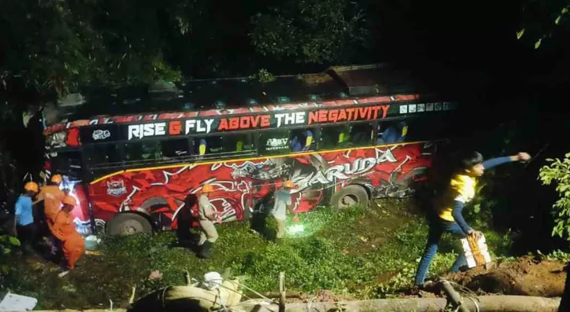 വൈത്തിരിയിൽ ടൂറിസ്റ്റ് ബസ് താഴ്ചയിലേക്ക് മറിഞ്ഞ് അപകടം; 11 പേർക്ക് പരുക്ക്