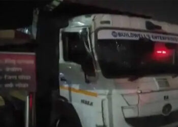 പൂനെയില്‍ റോഡരികില്‍ ഉറങ്ങിക്കിടന്നവരുടെ ഇടയിലേക്ക് ട്രക്ക് പാഞ്ഞുകയറി; രണ്ട് കുട്ടികള്‍ ഉള്‍പ്പെടെ മൂന്നുപേര്‍ക്ക് ദാരുണാന്ത്യം