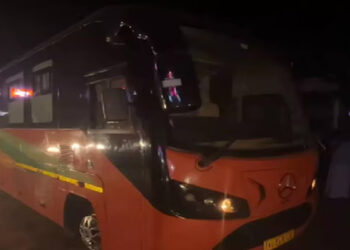 കോഴിക്കോട് വടകരയിൽ നിര്‍ത്തിയിട്ട കാരവാനിൽ  രണ്ട് മൃതദേഹങ്ങൾ