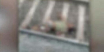 ട്രെ​യി​നി​ൽ​നി​ന്നും ചാ​ടിയി​റ​ങ്ങു​ന്ന​തി​നി​ടെ പ്ലാ​റ്റ്ഫോ​മി​നും ട്രാ​ക്കി​നു​മി​ട​യി​ലേക്ക് വീ​ണ് യു​വാവിന്   ദാരുണാന്ത്യം