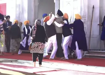 സുവർണ ക്ഷേത്രത്തിന് പുറത്ത് വീണ്ടും സംഘർഷ സാധ്യത; ബാദൽ വെടിയേൽക്കാതെ രക്ഷപ്പെട്ടത് തലനാരിഴയ്ക്ക്