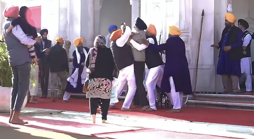 സുവർണ ക്ഷേത്രത്തിന് പുറത്ത് വീണ്ടും സംഘർഷ സാധ്യത; ബാദൽ വെടിയേൽക്കാതെ രക്ഷപ്പെട്ടത് തലനാരിഴയ്ക്ക്