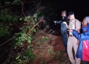 തമിഴ്നാട്ടിൽ ഉരുൾപ്പൊട്ടൽ: 7 പേരെ കാണാതായി, 3 വീടുകൾ മണ്ണിനടിയിൽ