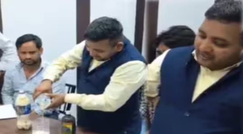 ഒരു ലിറ്റര്‍ രാസവസ്തു കൊണ്ട് 500 ലിറ്റര്‍ വ്യാജ പാല്‍; രാസവസ്തുക്കള്‍ കലര്‍ത്തി വ്യാജ പാല്‍ നിര്‍മിച്ച് വില്‍പ്പന നടത്തിയ കച്ചവടക്കാരന്‍ പിടിയില്‍