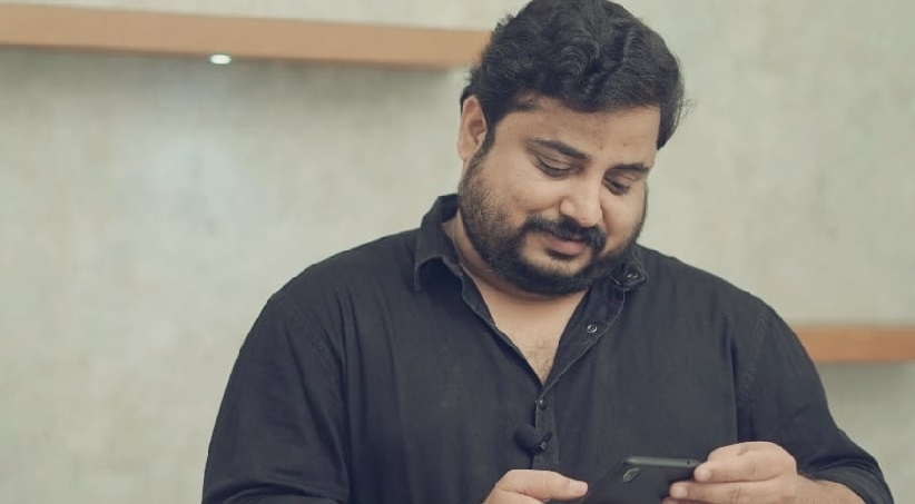 പെൺകുട്ടി 40,000 രൂപ തട്ടിയെടുത്തു; അതിവിദ​ഗ്ധമായി തട്ടിപ്പിനിരയായ കഥയുമായി നിർമ്മൽ പാലാഴി