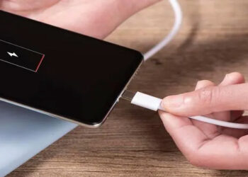 പൊതുസ്ഥലങ്ങളില്‍ ഫോണ്‍ ചാര്‍ജ്ജ് ചെയ്യാറുണ്ടോ?  പണികിട്ടാതെ നോക്കണേ, മുന്നറിയിപ്പ്