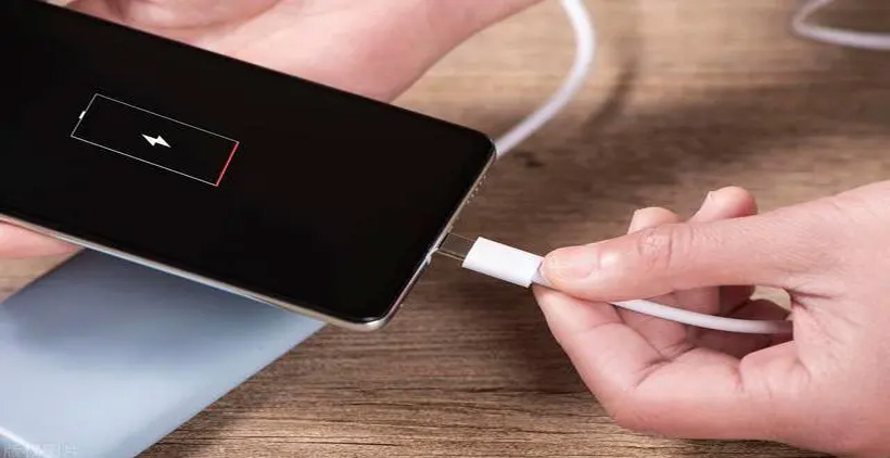 പൊതുസ്ഥലങ്ങളില് ഫോണ് ചാര്ജ്ജ് ചെയ്യാറുണ്ടോ? പണികിട്ടാതെ നോക്കണേ, മുന്നറിയിപ്പ്