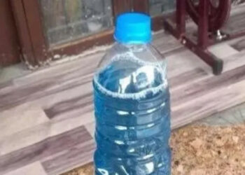 മണ്ണെണ്ണയ്ക്ക് സമാനമായ നീല നിറത്തിൽ കുടിവെള്ളം; പരിഭ്രാന്തിയിലായി നാട്ടുകാർ- കാരണം ഇതാണ്
