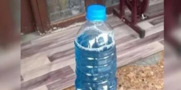 മണ്ണെണ്ണയ്ക്ക് സമാനമായ നീല നിറത്തിൽ കുടിവെള്ളം; പരിഭ്രാന്തിയിലായി നാട്ടുകാർ- കാരണം ഇതാണ്